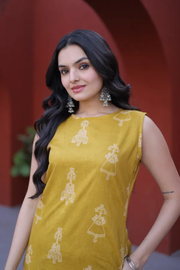 Yellow_Cotton_Sleeveless_Kurta_Set_For_Women