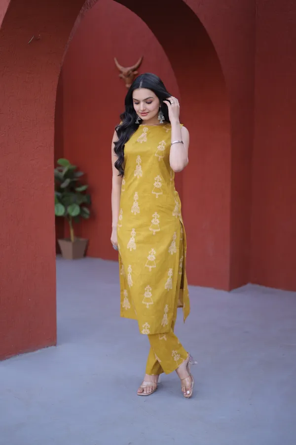 Yellow_Cotton_Sleeveless_Kurta_Set_For_Women