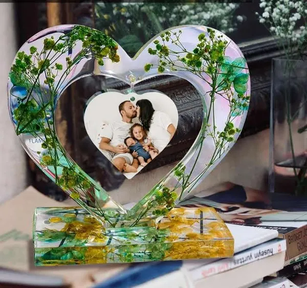 Handcrafted_Resin_Heart-Shaped_Photo_Frame_With_Pressed_Flowers
