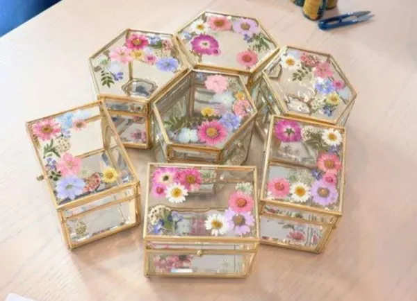Decorative_Resin_Glass_Boxes_With_Pressed_Flowers
