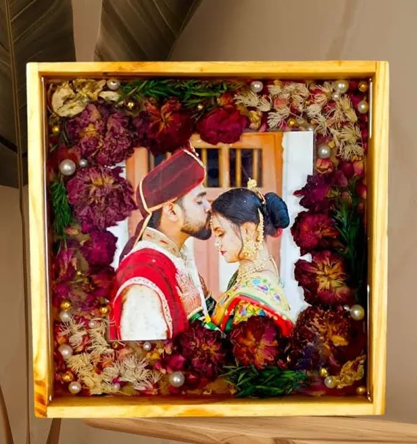 Decorative_Led_Photo_Frame_With_Dried_Flowers_-_Wedding/Anniversary