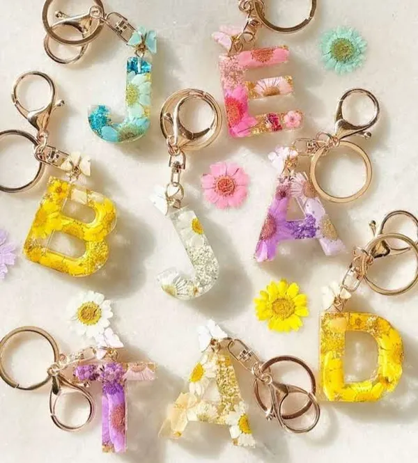 Resin_Letter_Keychains_With_Dried_Flowers_-_Personalized_Alphabet_Key_Rings