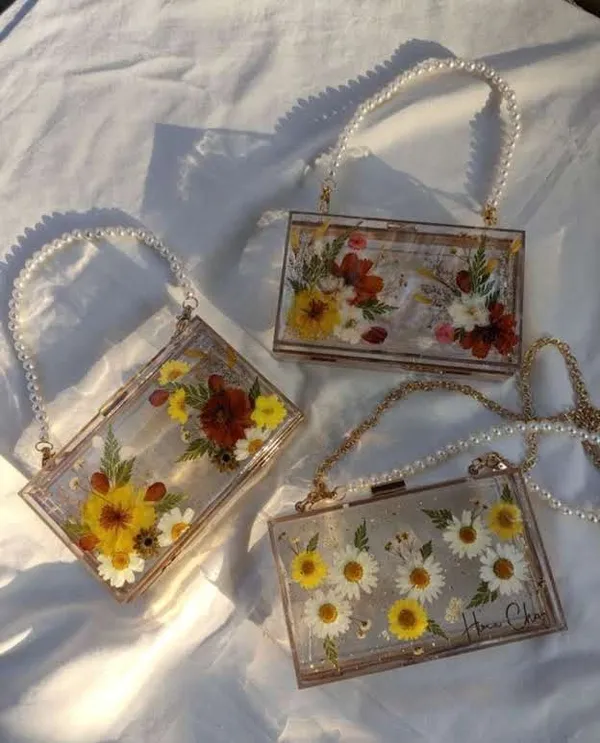 Transparent_Floral_Pressed_Flower_Resin_Clutch_Bag_With_Pearl_Handle