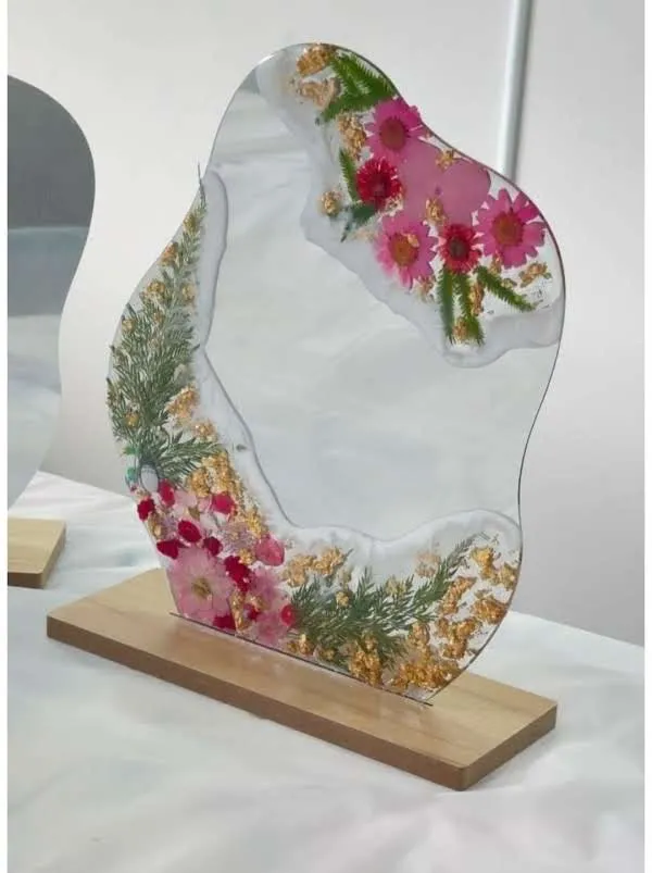 Decorative_Resin_Mirror_With_Dried_Flowers_And_Wooden_Base