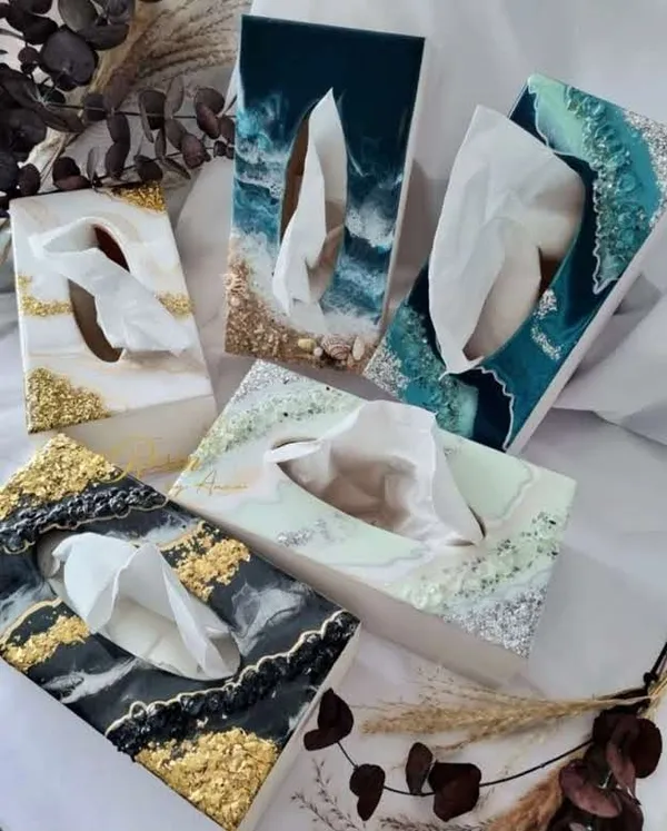 Resin_Art_Tissue_Box_With_Agate_&_Gold_Foil_Design