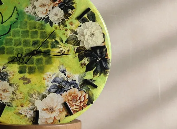 Decorative_Wall_Clock_With_Floral_Design