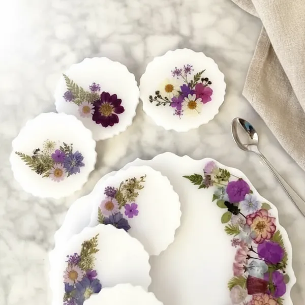 Decorative_Resin_Coaster,_Tray_Set_With_Pressed_Flowers_(Set_Of_5)