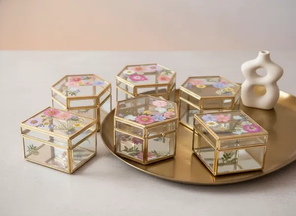 Decorative_Resin_Glass_Boxes_With_Pressed_Flowers