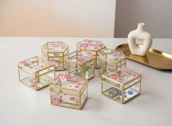 Decorative_Resin_Glass_Boxes_With_Pressed_Flowers
