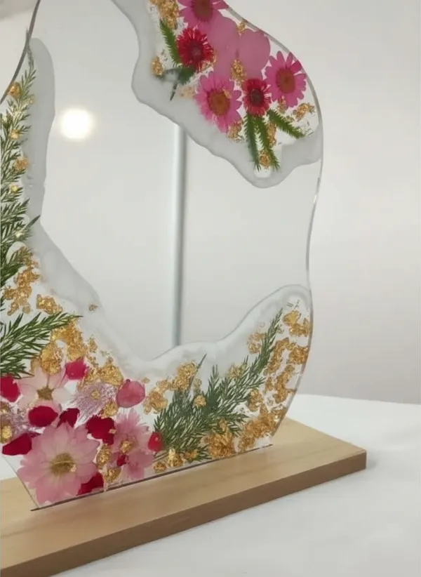 Decorative_Resin_Mirror_With_Dried_Flowers_And_Wooden_Base