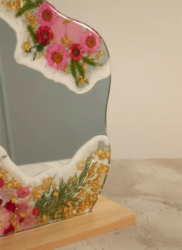 Decorative_Resin_Mirror_With_Dried_Flowers_And_Wooden_Base