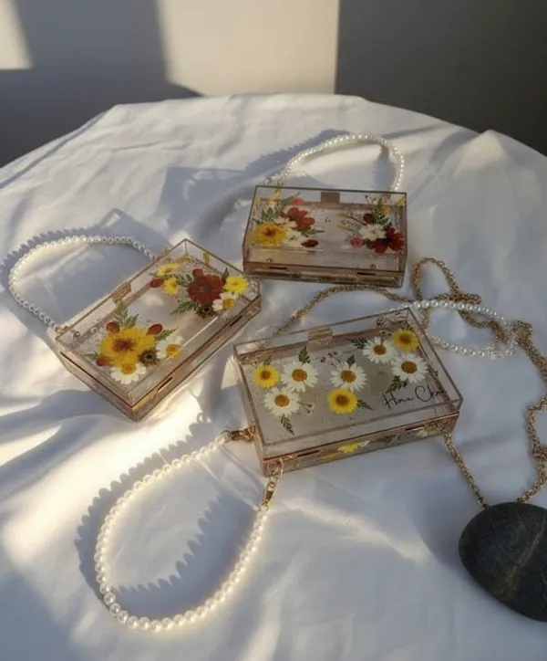 Transparent_Floral_Pressed_Flower_Resin_Clutch_Bag_With_Pearl_Handle