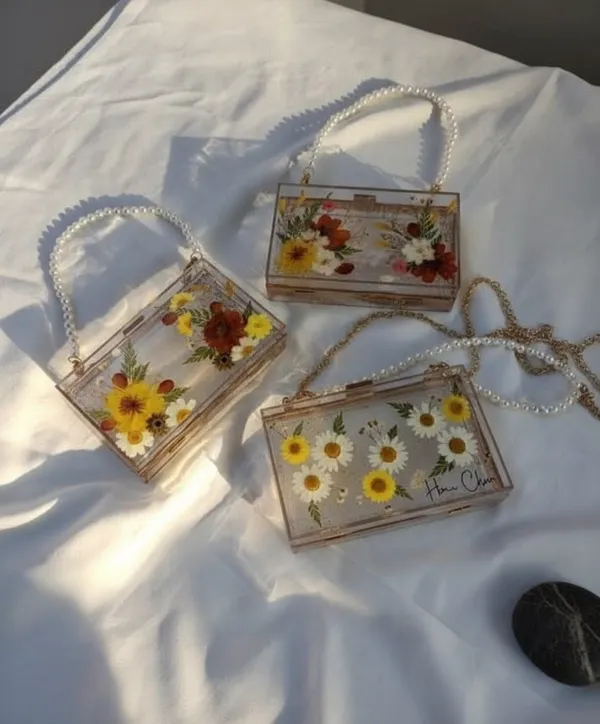 Transparent_Floral_Pressed_Flower_Resin_Clutch_Bag_With_Pearl_Handle