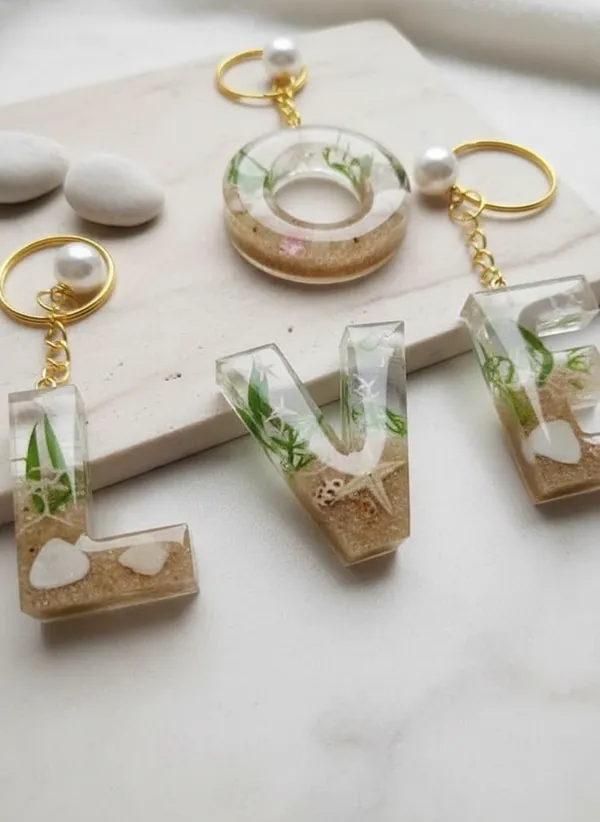 Resin_Beach-Themed_Keychain_Set_With_Pressed_Flowers_And_Shells