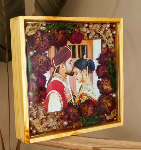 Decorative_Led_Photo_Frame_With_Dried_Flowers_-_Wedding/Anniversary