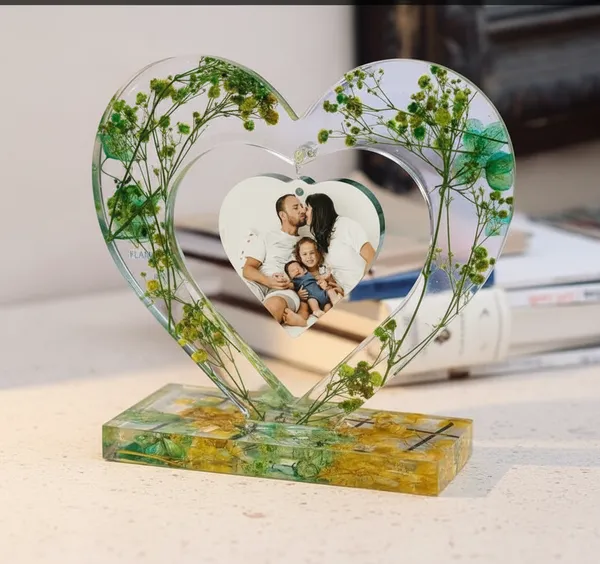 Handcrafted_Resin_Heart-Shaped_Photo_Frame_With_Pressed_Flowers
