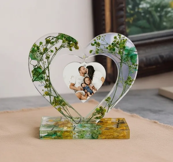 Handcrafted_Resin_Heart-Shaped_Photo_Frame_With_Pressed_Flowers