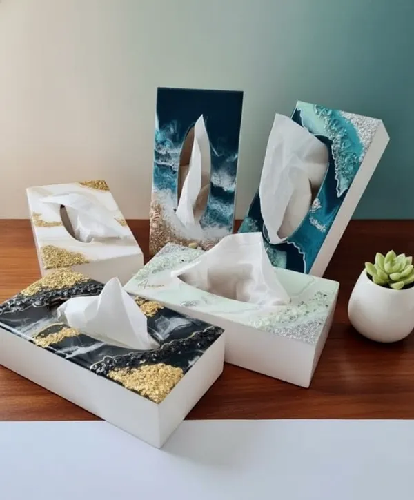 Resin_Art_Tissue_Box_With_Agate_&_Gold_Foil_Design