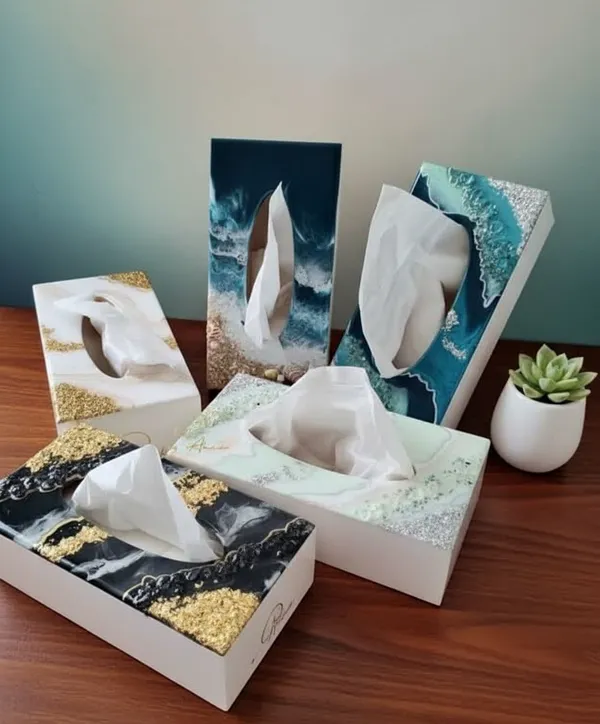 Resin_Art_Tissue_Box_With_Agate_&_Gold_Foil_Design
