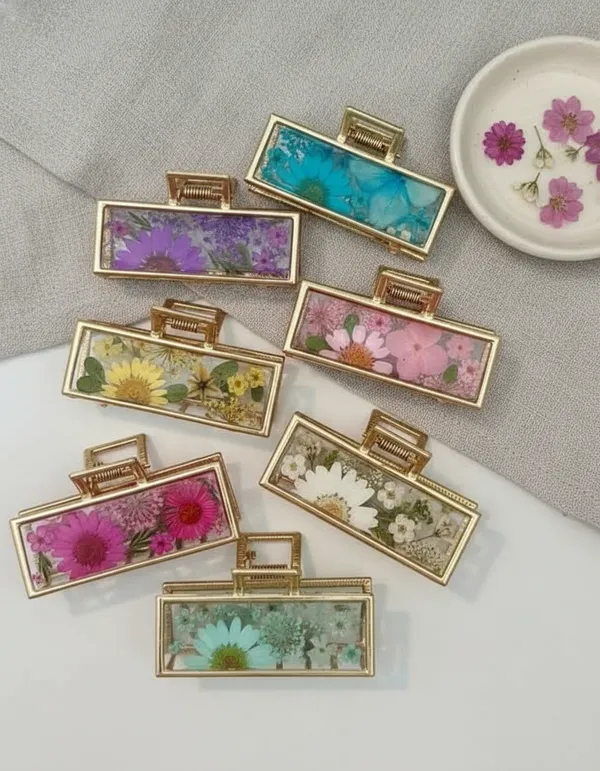 Pressed_Flower_Hair_Clip_With_Golden_Metal_Frame