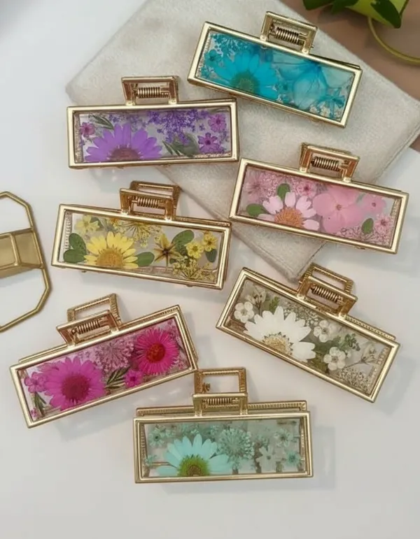 Pressed_Flower_Hair_Clip_With_Golden_Metal_Frame