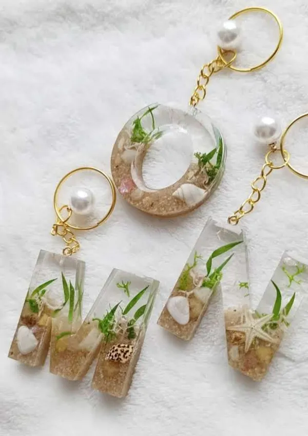 Resin_Beach-Themed_Keychain_Set_With_Pressed_Flowers_And_Shells