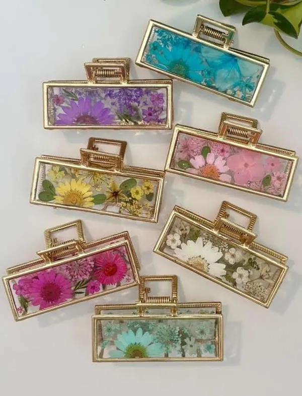 Pressed_Flower_Hair_Clip_With_Golden_Metal_Frame