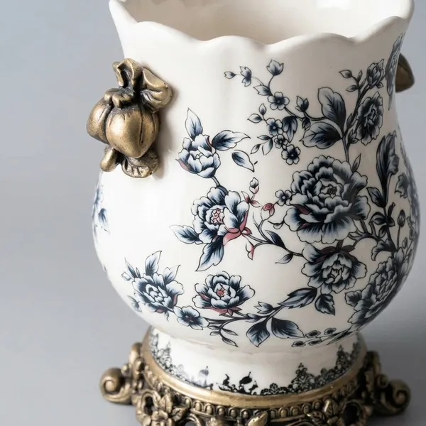 White_Ceramic_Classic_Floral_Vase_With_Gold_Handles