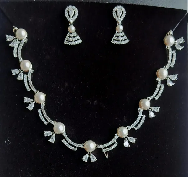 White_Pearl_Crystal_Fan_Design_Necklace_Set_For_Women