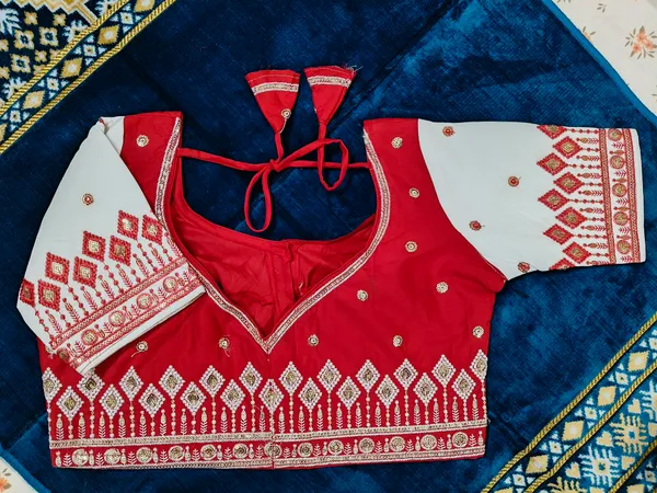 Red_White_Cotton_Embroidered_Heart_Back_Opening_Blouse_For_Women