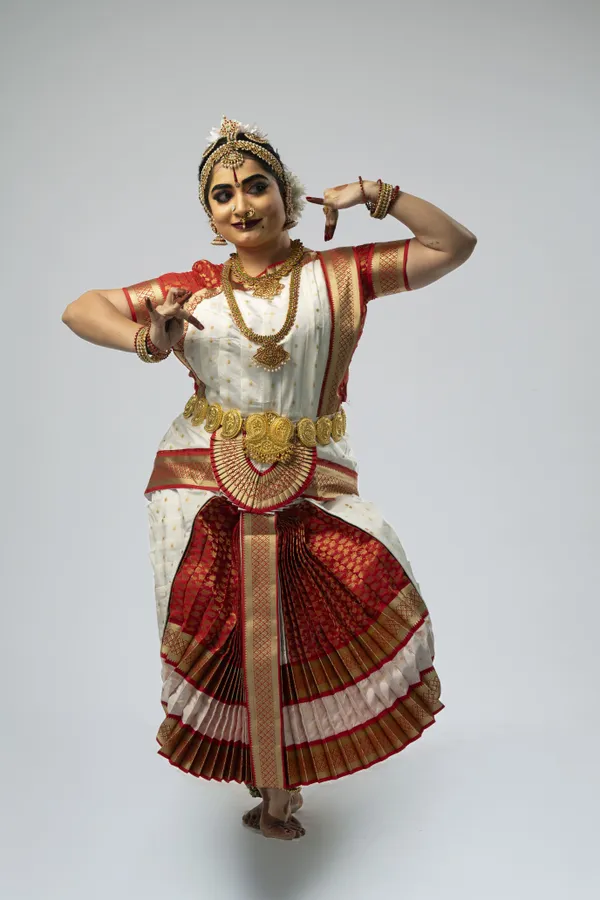 Red_White_Silk_Blend_Bharatanatyam_Costume_For_Women