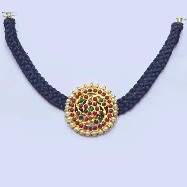 Gold_Alloy_Black_Thread_Kemp_Stone_Short_Necklace_For_Women