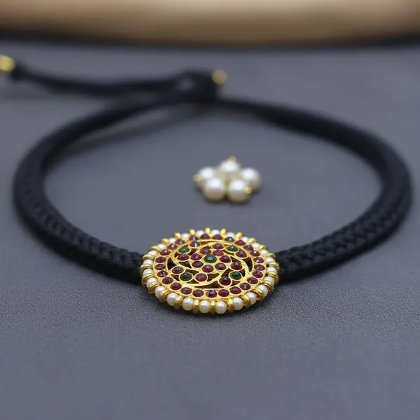 Gold_Alloy_Black_Thread_Kemp_Stone_Short_Necklace_For_Women