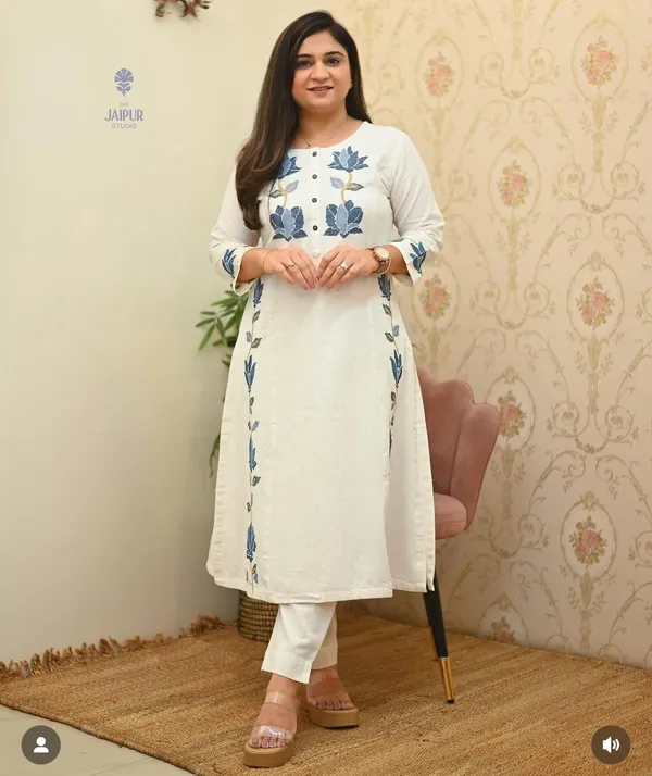 White_Cotton_Flex_Floral_Embroidered_Kurta_Set_For_Women