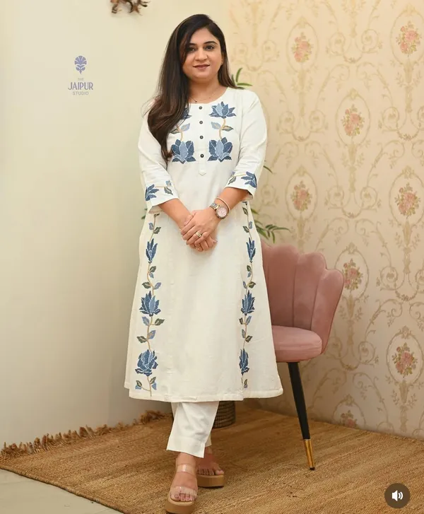 White_Cotton_Flex_Floral_Embroidered_Kurta_Set_For_Women