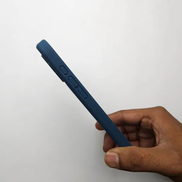 Translucent_Phone_Case_With_Metal_Ring_Stand_Blue_Iphone_15