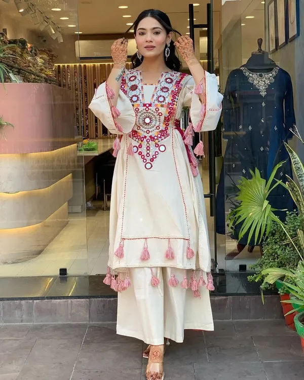 White_Floral_Embroidered_Kurta_Set_For_Women_