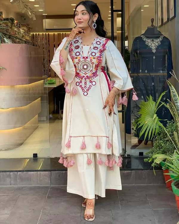 White_Floral_Embroidered_Kurta_Set_For_Women_