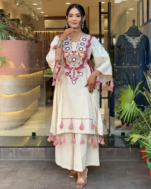 White_Floral_Embroidered_Kurta_Set_For_Women_