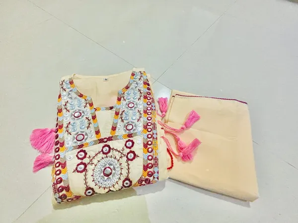 White_Floral_Embroidered_Kurta_Set_For_Women_