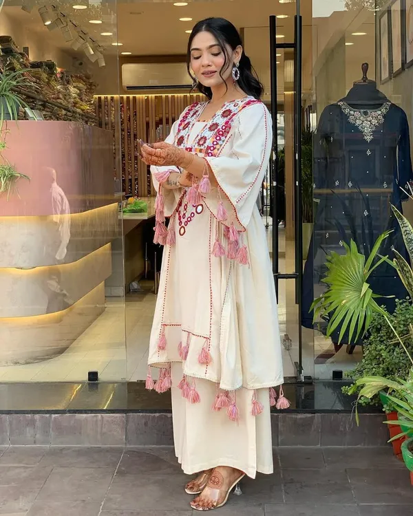 White_Floral_Embroidered_Kurta_Set_For_Women_