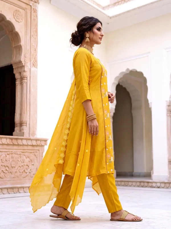 Women_Ethnic_Embroidered_Work_Kurti_Set