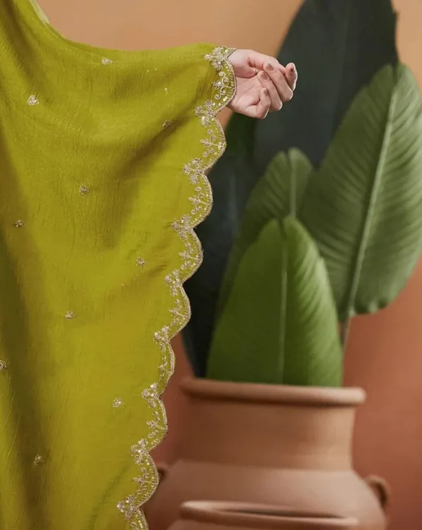 Women_Ethnic_Embroidered_Work_Kurti_Set