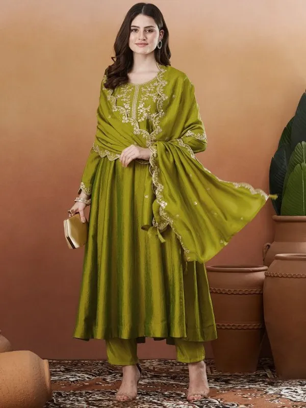 Women_Ethnic_Embroidered_Work_Kurti_Set
