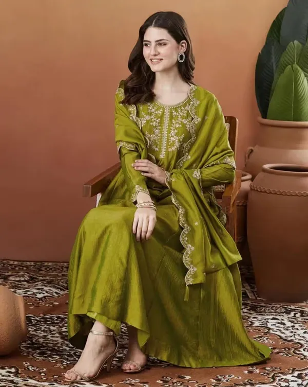 Women_Ethnic_Embroidered_Work_Kurti_Set