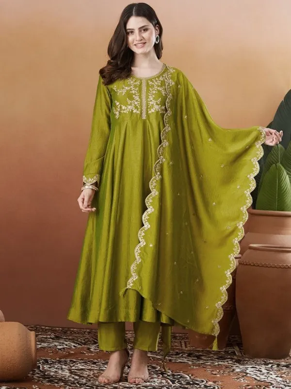 Women_Ethnic_Embroidered_Work_Kurti_Set