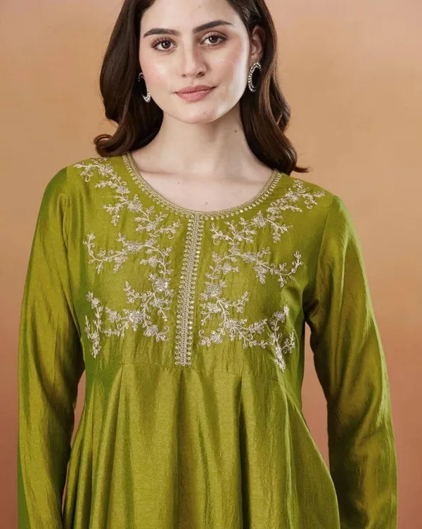 Women_Ethnic_Embroidered_Work_Kurti_Set