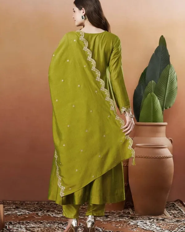 Women_Ethnic_Embroidered_Work_Kurti_Set