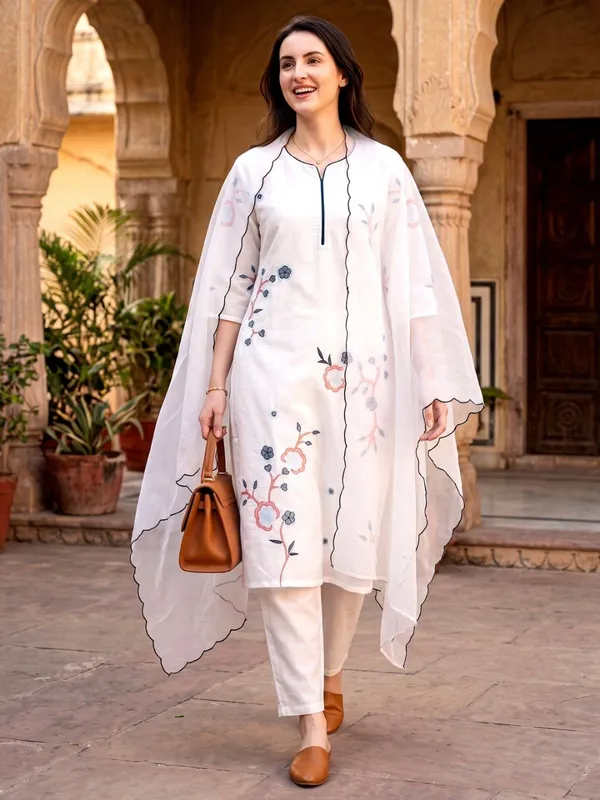 Women_Ethnic_Embroidered_Work_Kurti_Set