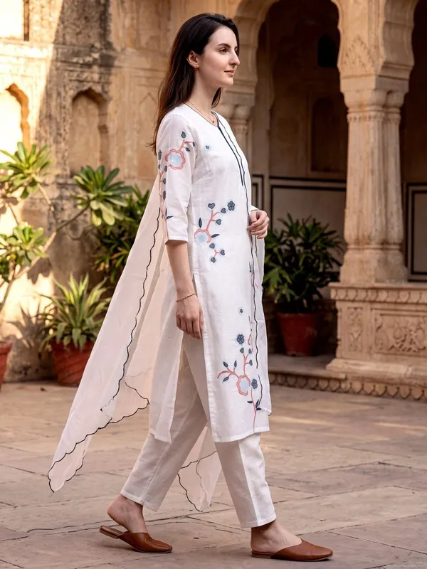 Women_Ethnic_Embroidered_Work_Kurti_Set
